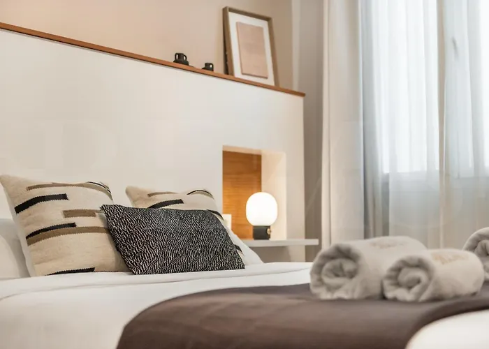 Artistic And Spacious Apartment By Rems