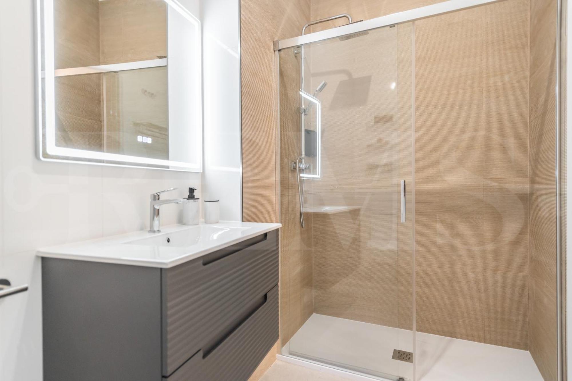 Artistic And Spacious By Rems Apartment