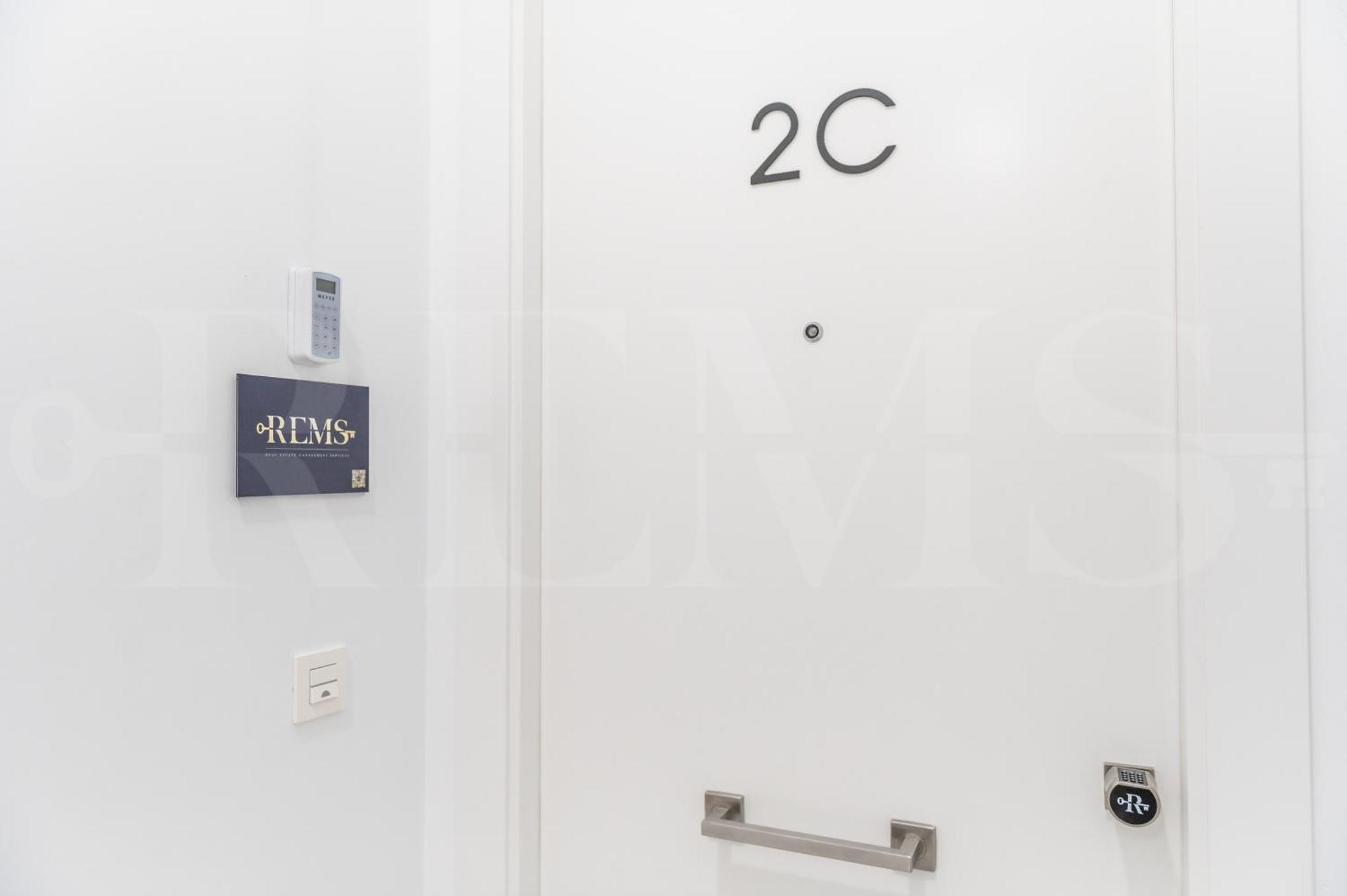 Artistic And Spacious By Rems Malaga