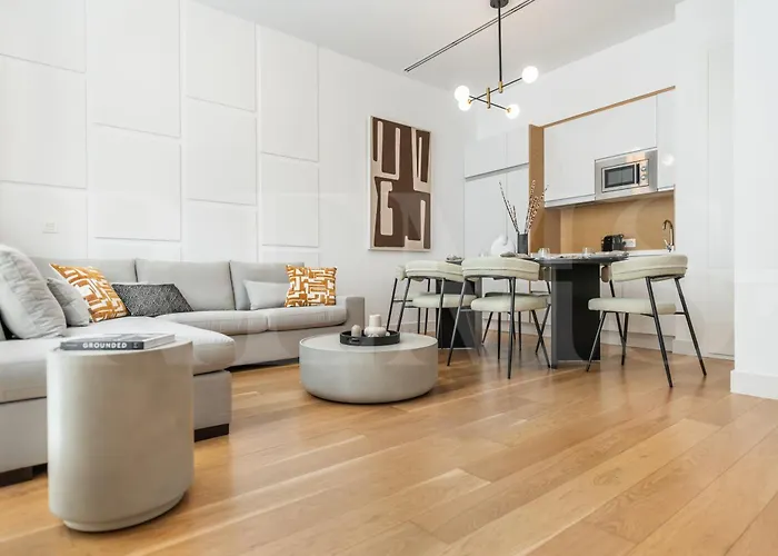 Artistic And Spacious Apartment By Rems