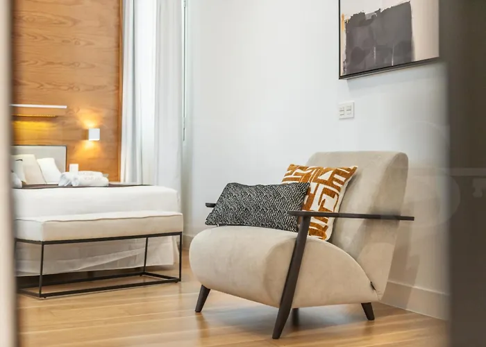 Artistic And Spacious Apartment By Rems