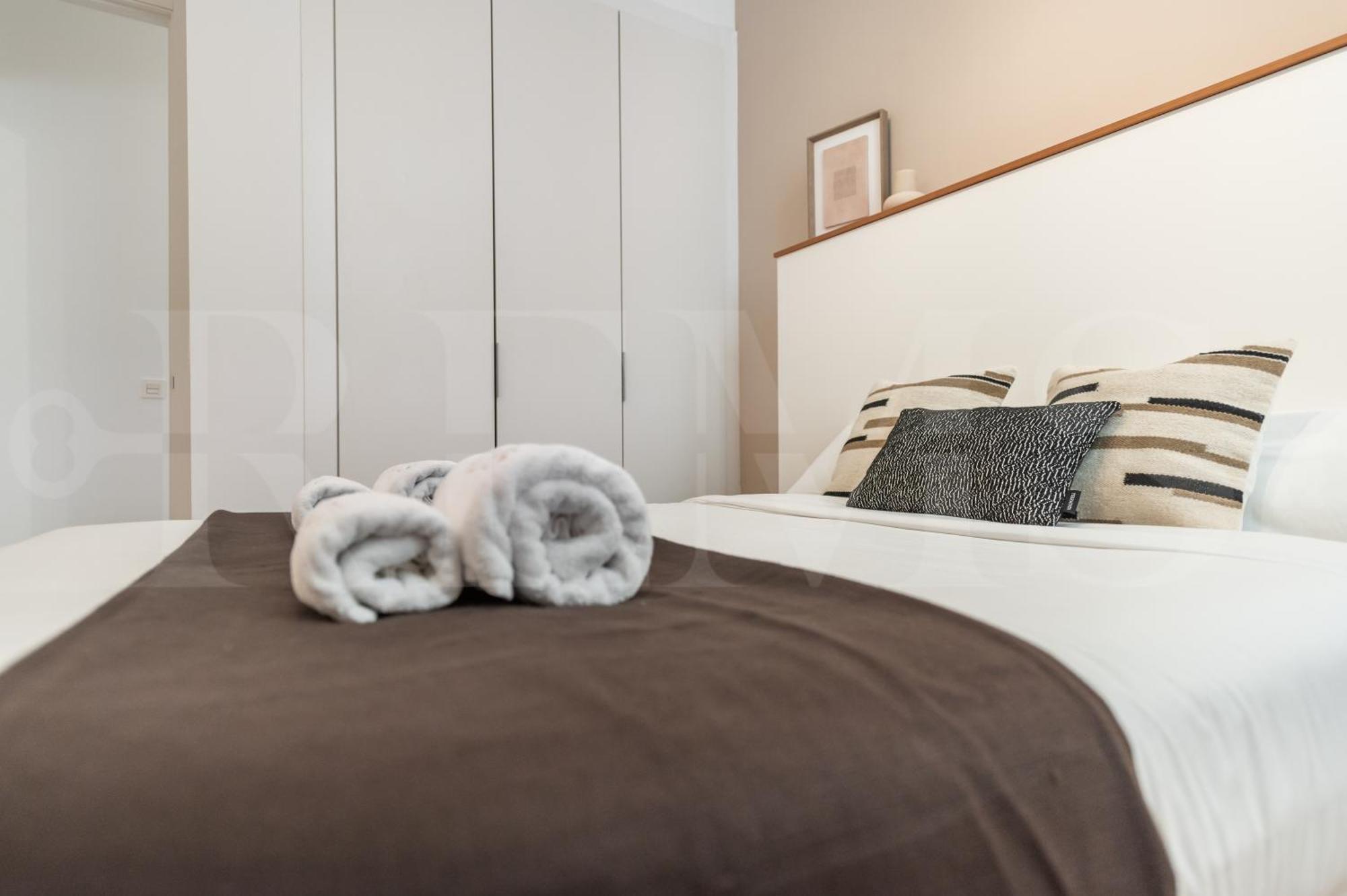 Artistic And Spacious By Rems *