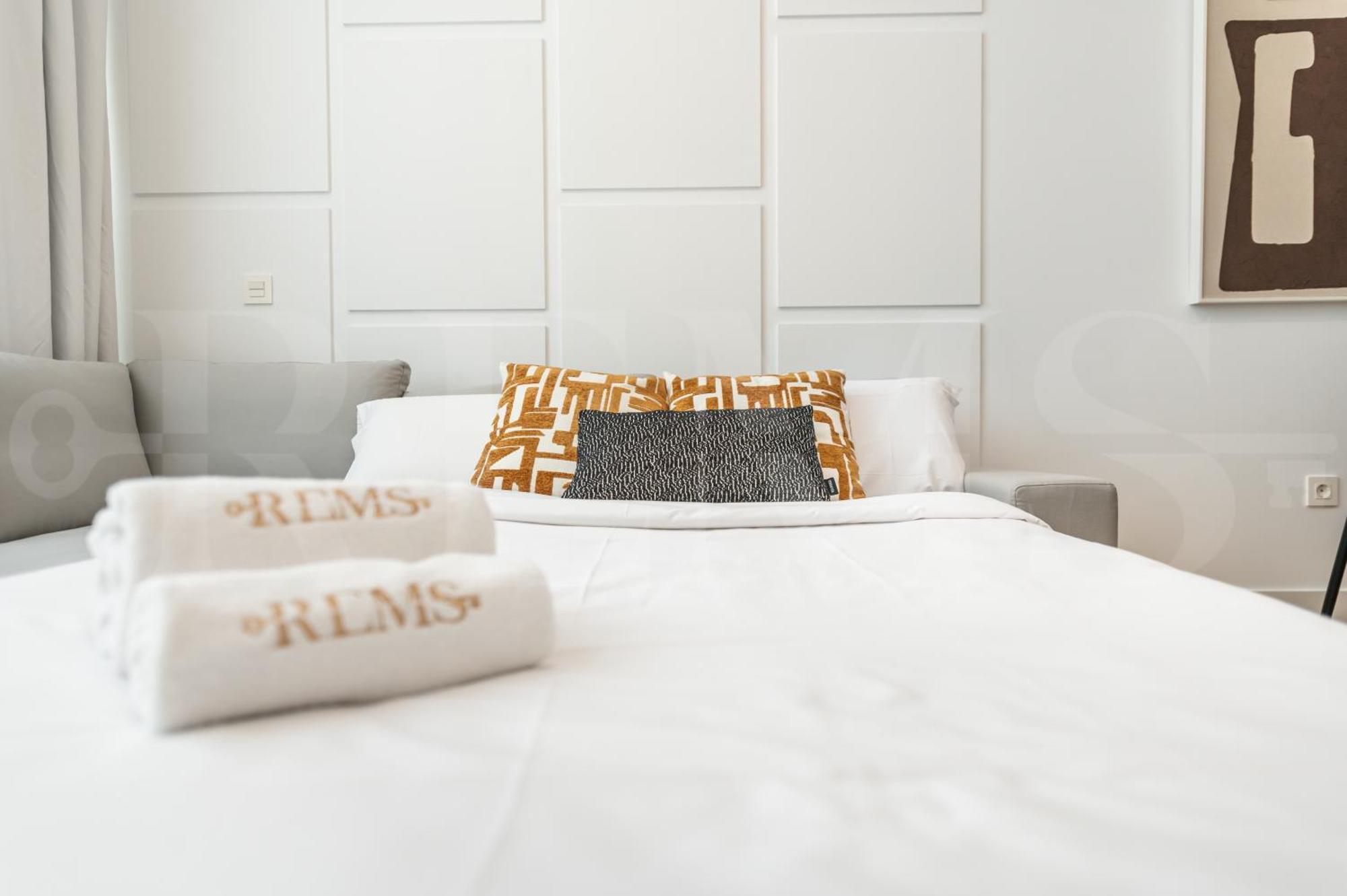 Artistic And Spacious By Rems Malaga